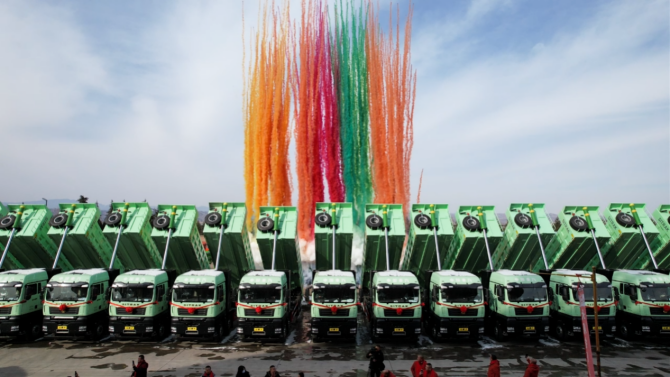 300台中国重汽新能源自卸车圆满交付新疆，开启绿色运输新篇章！