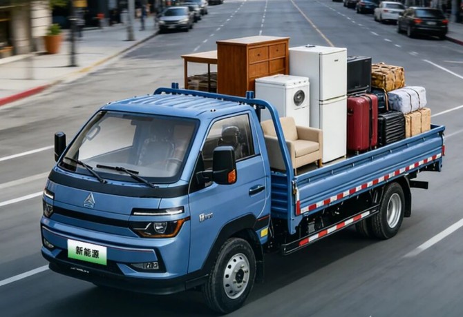 一车全能！中国重汽HOWO小将新能源，全场景城配专家